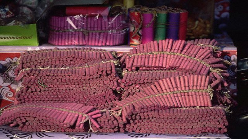 Vụ án tàng trữ, vận chuyển, buôn bán hàng cấm là pháo nổ và thuốc lá điếu có nguồn gốc nhập lậu hiện nay được thực hiện như thế nào? Vụ án tàng trữ, vận chuyển, buôn bán hàng cấm là pháo nổ và thuốc lá điếu có nguồn gốc nhập lậu hiện nay được thực hiện như thế nào?