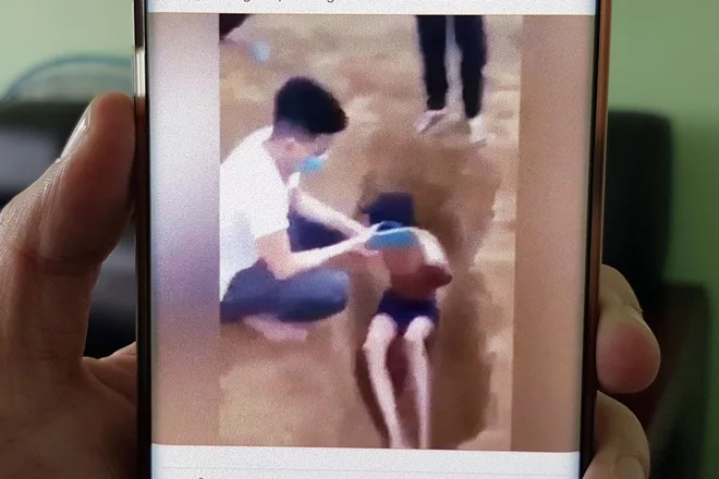 Hành vi đánh đập và làm nhục người khác rồi quay clip đưa lên mạng toi de doa tinh mang nguoi khac