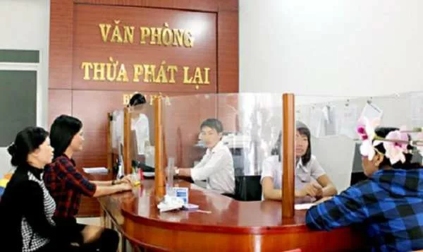 Thừa phát lại không được kiêm nhiệm luật sư, công chứng viên