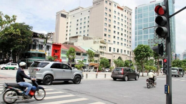 Người đang bị tước giấy phép lái xe vẫn tiếp tục điều khiển xe thì bị xử phạt lỗi gì? Chủ phương tiện đưa xe cho người bị tước giấy phép lái xe thì bị xử lý như thế nào?