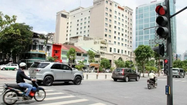 Người đang bị tước giấy phép lái xe vẫn tiếp tục điều khiển xe thì bị xử phạt lỗi gì? Chủ phương tiện đưa xe cho người bị tước giấy phép lái xe thì bị xử lý như thế nào?