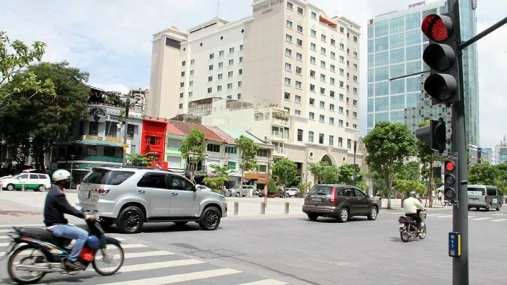 Người đang bị tước giấy phép lái xe vẫn tiếp tục điều khiển xe thì bị xử phạt lỗi gì? Chủ phương tiện đưa xe cho người bị tước giấy phép lái xe thì bị xử lý như thế nào? Người đang bị tước giấy phép lái xe vẫn tiếp tục điều khiển xe thì bị xử phạt lỗi gì? Chủ phương tiện đưa xe cho người bị tước giấy phép lái xe thì bị xử lý như thế nào?