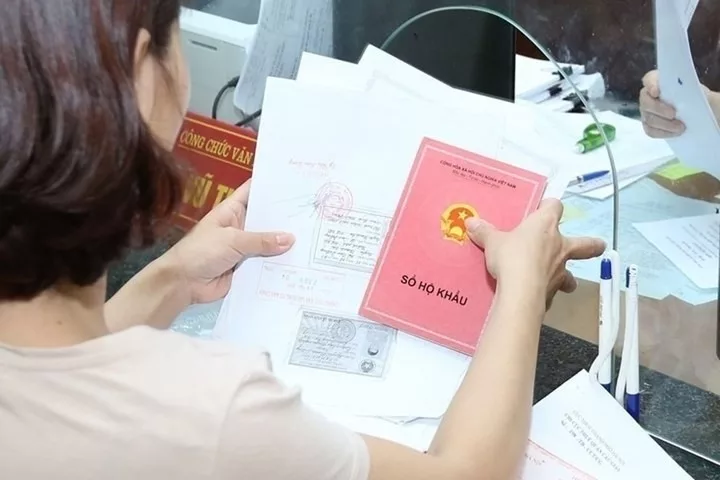 Cơ sở kinh doanh dịch vụ cầm đồ có được phép nhận cầm sổ hộ khẩu hay không? Chủ cơ sở kinh doanh có những trách nhiệm nào khi mở tiệm cầm đồ?