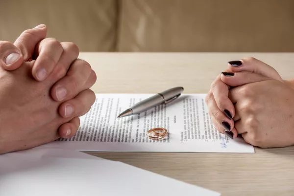 Khi ly hôn tại nước ngoài và về Việt Nam kết hôn cùng người mới thì có cần ghi chú ly hôn vào Sổ hộ tịch việc ly hôn không?