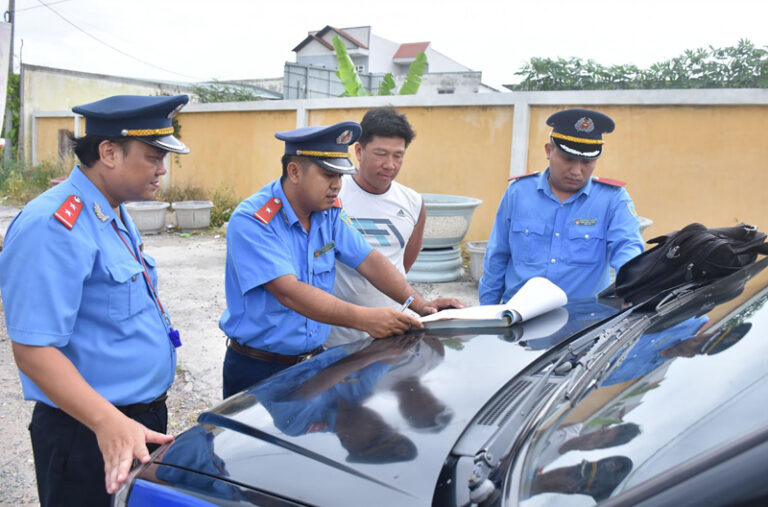 Thanh tra giao thông và Cảnh sát giao thông ai có thực quyền cao hơn? Những trường hợp nào thanh tra giao thông được dừng xe xử phạt?