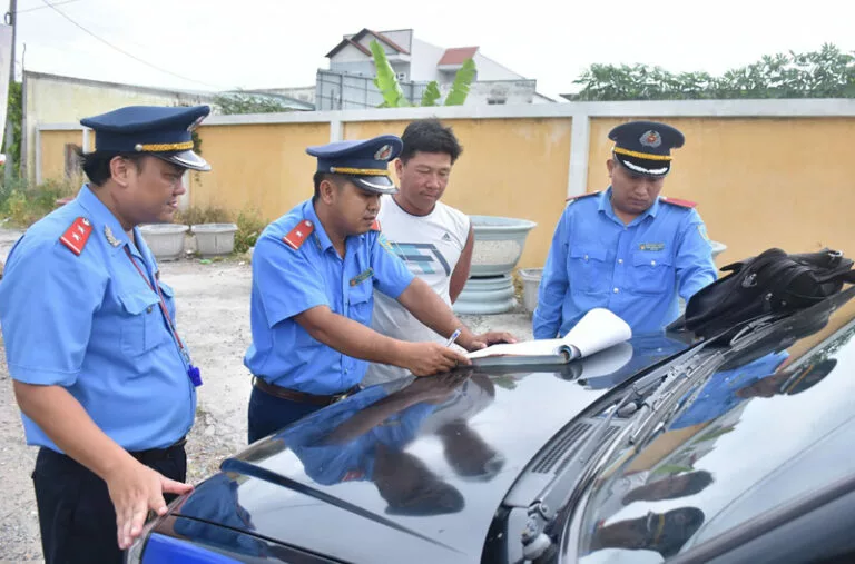 Thanh tra giao thông và Cảnh sát giao thông ai có thực quyền cao hơn? Những trường hợp nào thanh tra giao thông được dừng xe xử phạt?