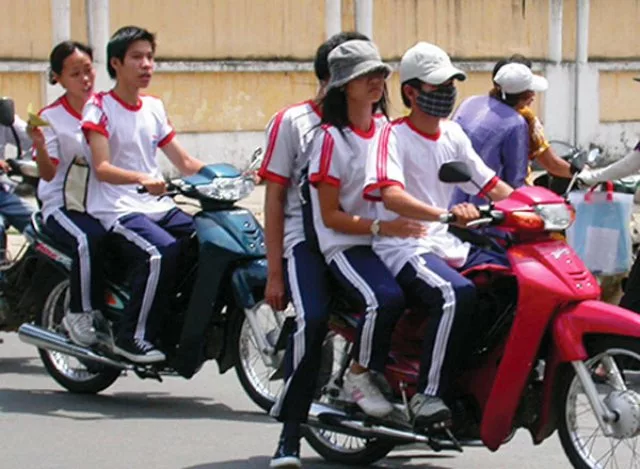 Hành vi đi xe máy chưa đủ tuổi