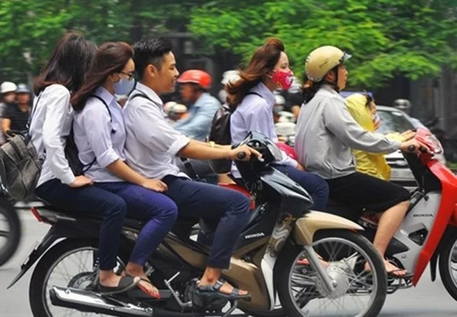 Xử phạt đối với người chưa đủ tuổi điều khiển xe mô tô