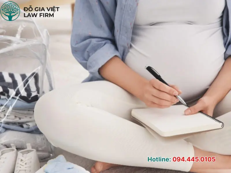 Hồ sơ thủ tục hưởng chế độ thai sản đối với lao động nữ sinh con gồm những gì?